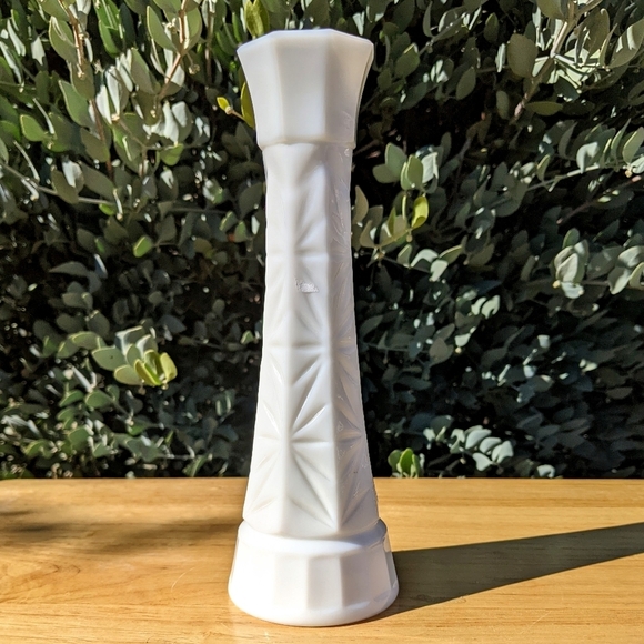 Vintage MCM White Milk Glass Starburst Bud Vase - Picture 3 of 7